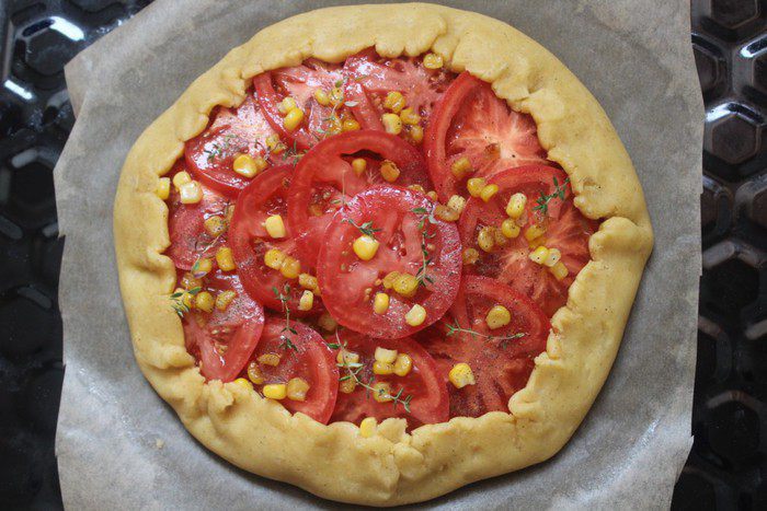 Галета с козьим сыром, запеченным чесноком, томатами и кукурузой