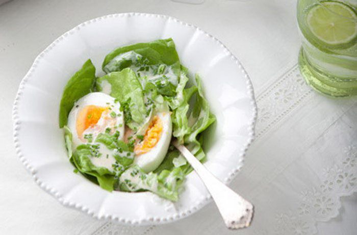Утренний салат с отварным яйцом и теплым соусом