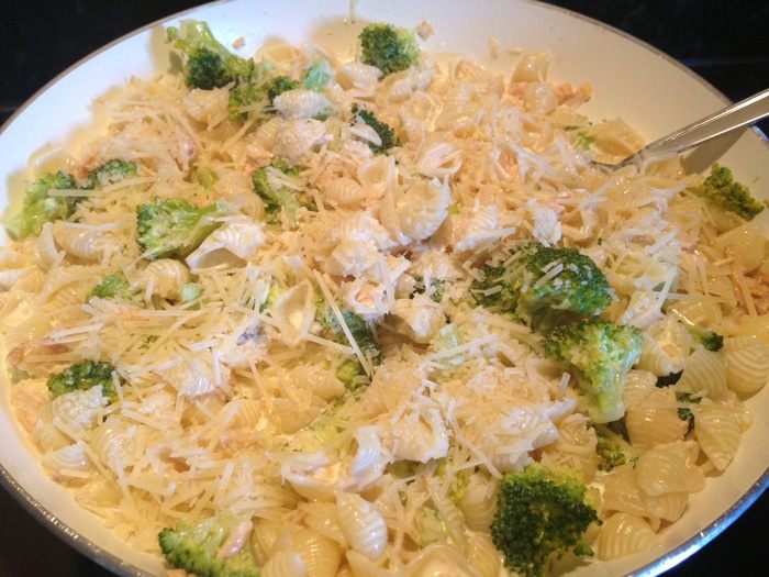 Макароны с лососем и брокколи