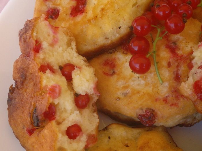 Оладьи дрожжевые с красной смородиной