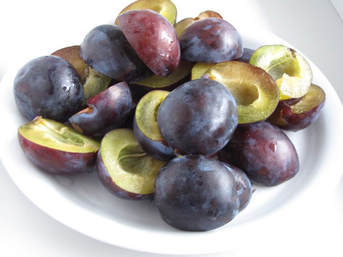 Улитка с маком и сливами