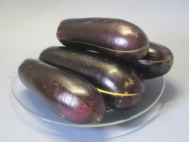 Маринованые баклажаны с орехами и сельдереем