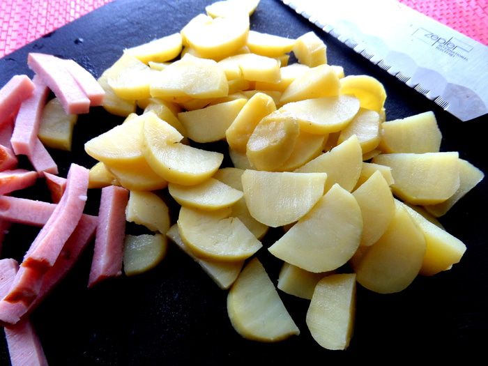 Салат с молодой картошкой и ветчиной