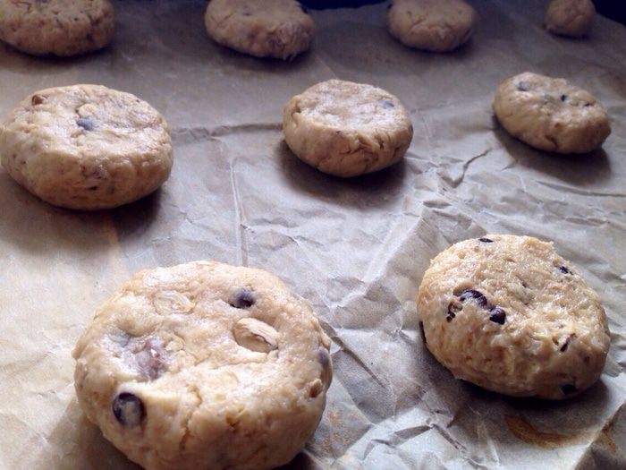 Овсяное печенье с шоколадными каплями и орехами