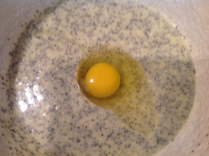 Сливовый пирог с маком и специями