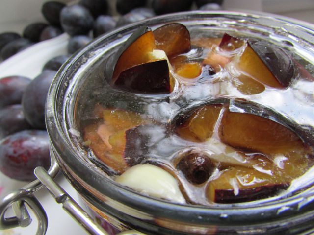Сливы, маринованные с чесноком