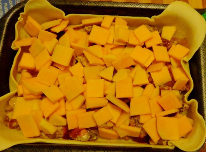 Мясной пирог с тыквой, маринованным огурцом и заливкой из рикотты