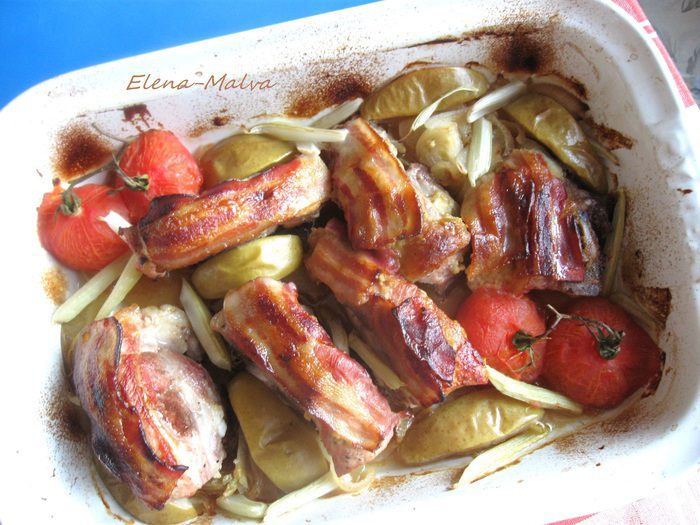 Свинина под ароматной корочкой, с яблоком, помидором и сельдереем