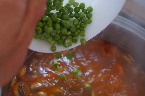 Острый суп с рисом и зеленым горошком 