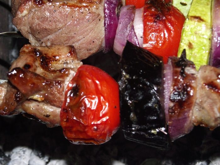 Шашлык из свинины с овощами в луковом маринаде