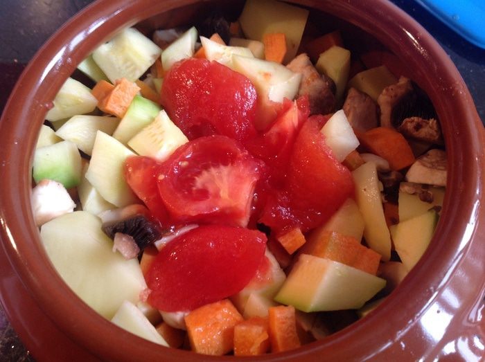 Говядина тушеная с овощами в горшочке