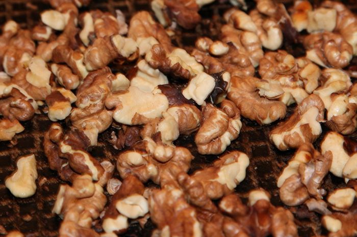 Кабачки с орехами и карамелизированным луком