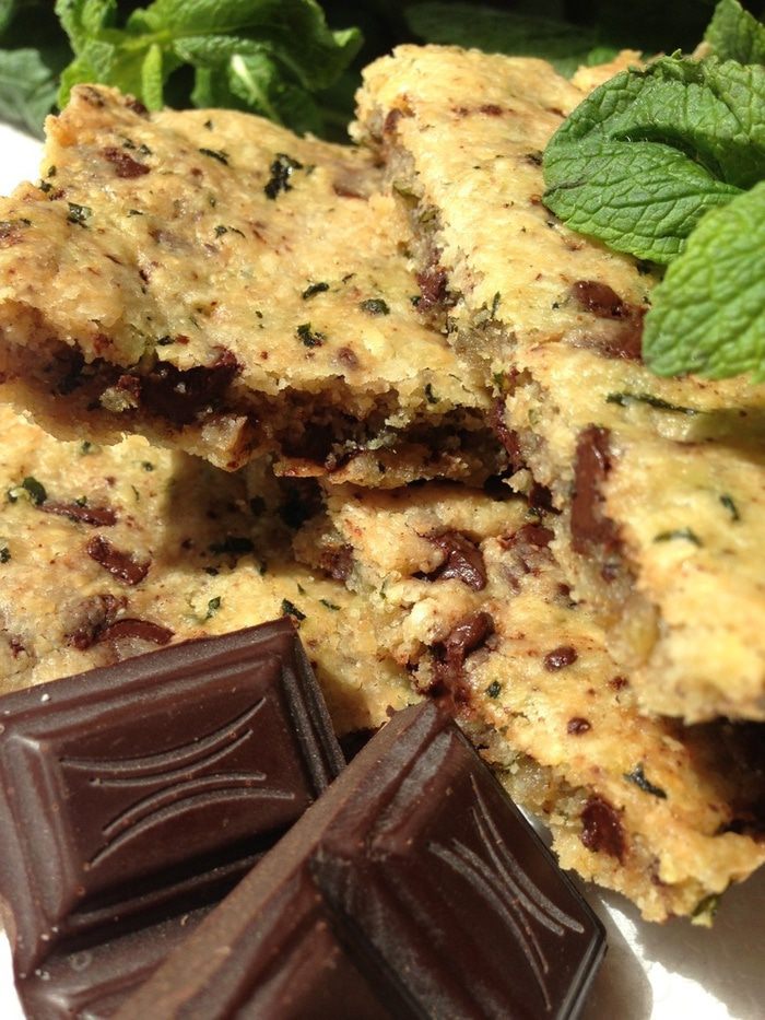 Песочное печенье с горьким шоколадом, пармезаном и мятой