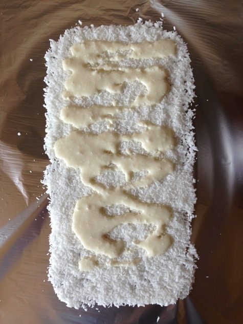 Творожный десерт-рулет с клубникой и миндалем