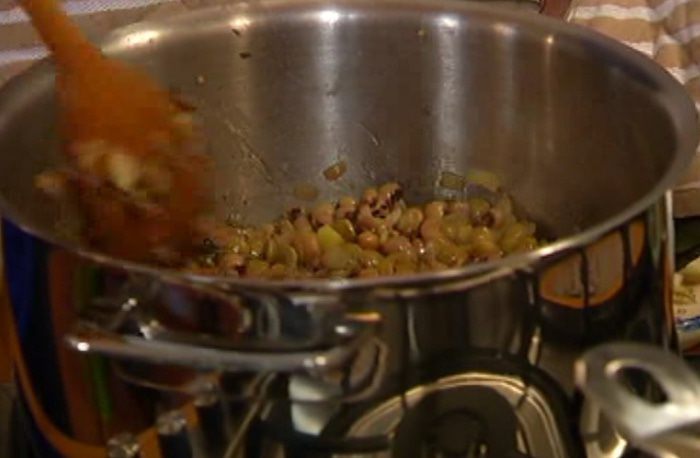 Суп-пюре из чечевицы и фасоли с трюфелем