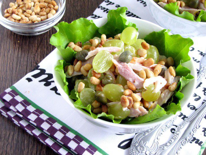 Куриный салат с виноградом и кедровыми орешками