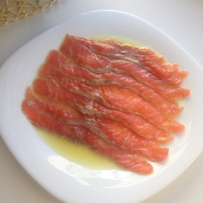 Карпаччо из форели с дыней, моцареллой и мятным песто