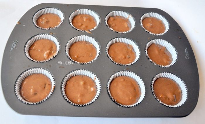 Шоколадные капкейки с грецким орехом с кусочками шоколада