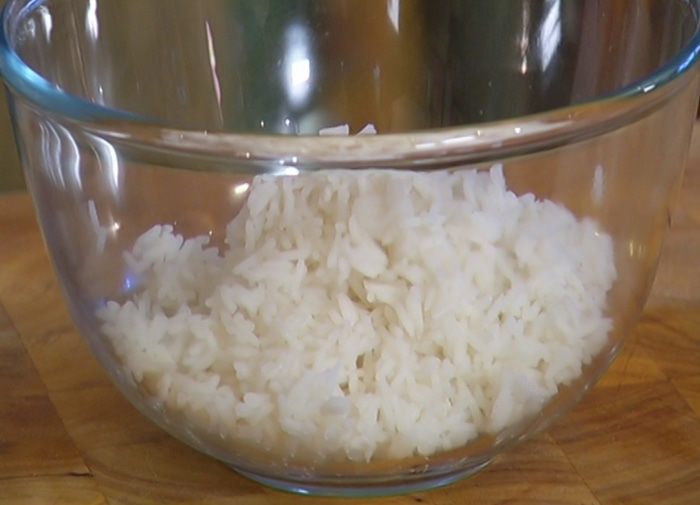 Восточный рисовый салат с креветками 