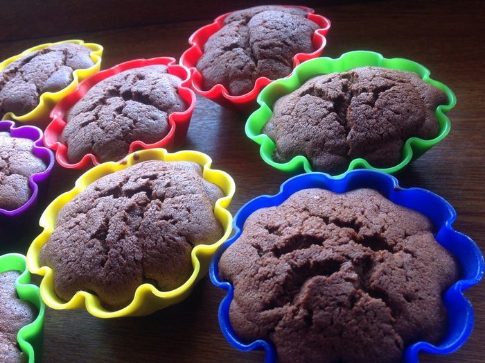 Шоколадные пирожные с вишней