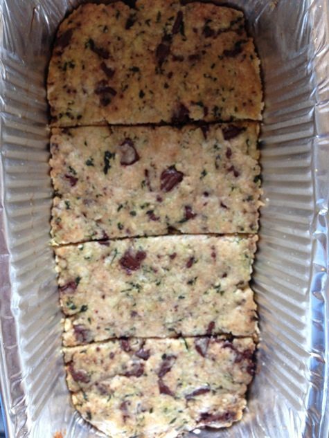 Песочное печенье с горьким шоколадом, пармезаном и мятой