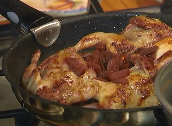 Перепелки, запеченные с вишней и курагой 
