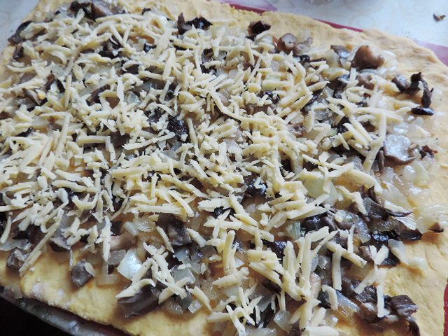 Картофельно-тыквенный рулет с вешенками