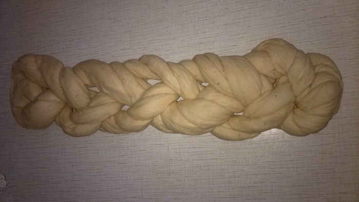 Хлебная коса с мускатным орехом