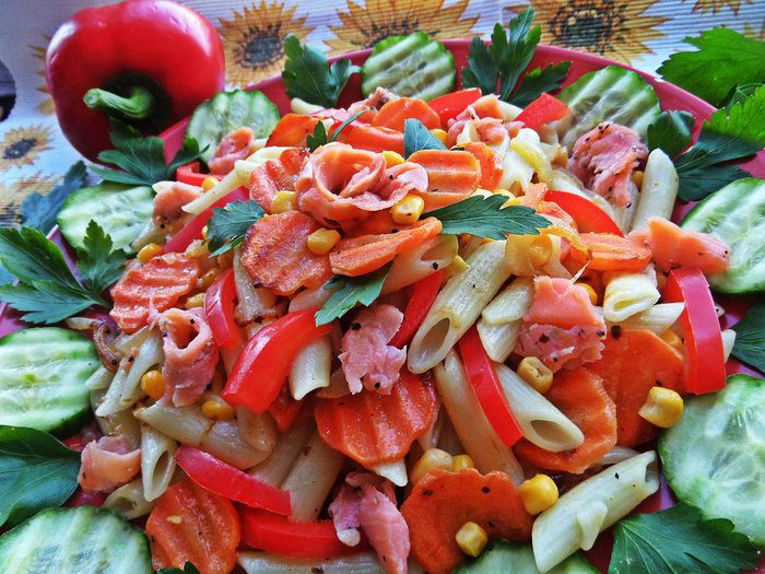 Тёплый овощной салат с рыбой и пастой