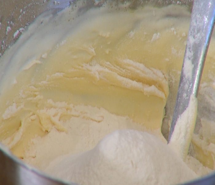 Бисквит со сгущенкой и ягодами