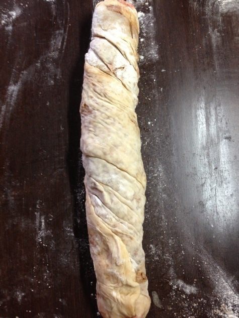 Слоеный пирог-рулет с вишней и корицей на сковороде