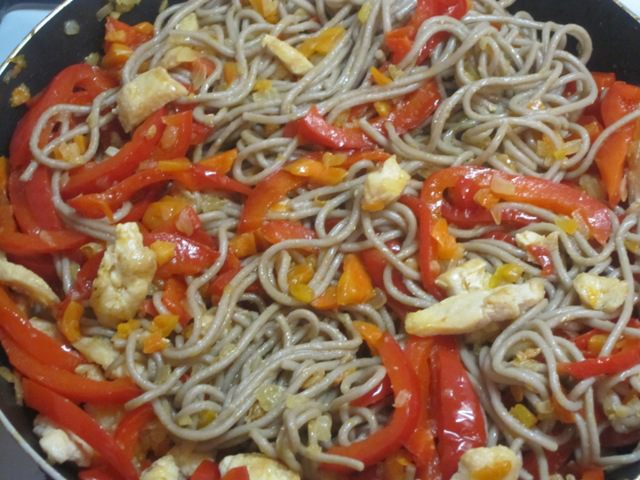 Соба с курицей и овощами