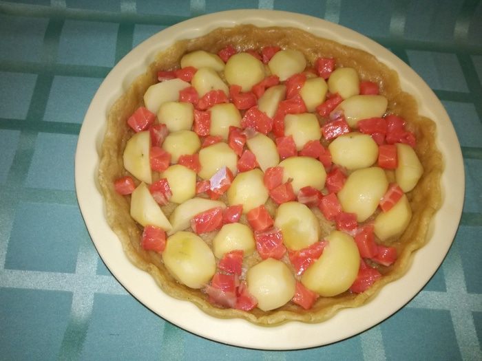 Киш с форелью, картофелем и брокколи