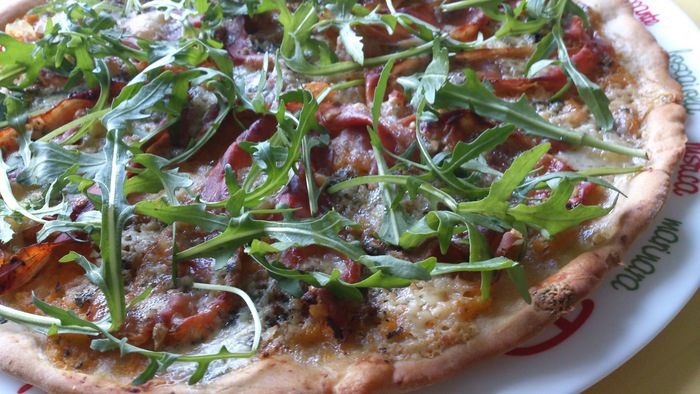 Пицца из ржаной муки с тыквенным соусом и хамоном