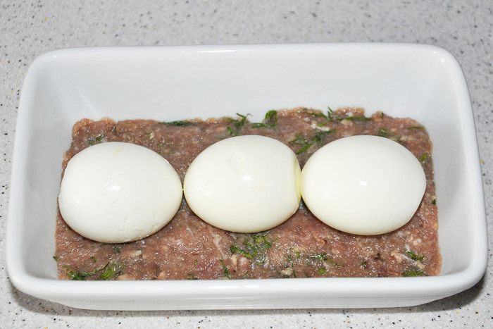 Мясной рулет с яйцом