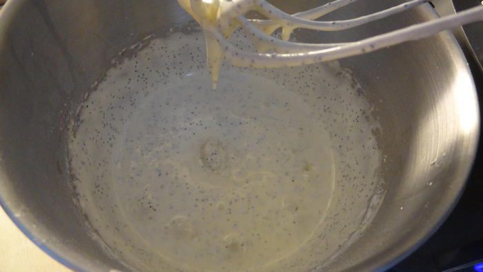 Цитрусово-маковый бисквитный рулет