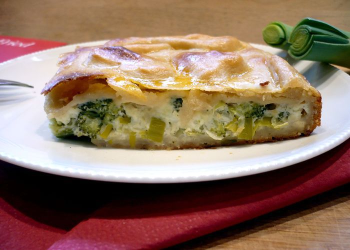 Пирог с брокколи и луком-пореем из картофельно-творожного теста «За сердцем вслед»
