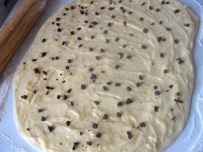   Бриошь с кусочками шоколада и кремом Патисьер