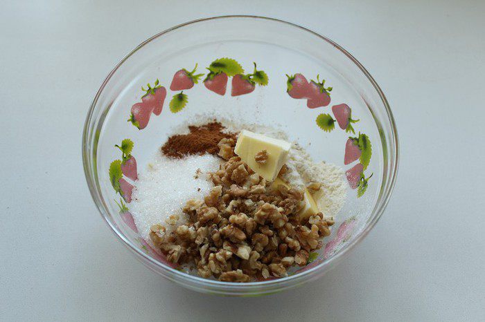 Сливовый пирог с грецкими орехами