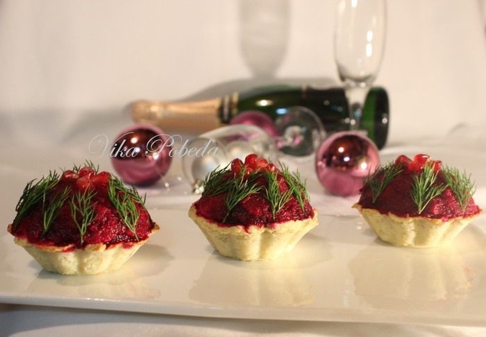 Селедка под шубой в картофельных корзинках