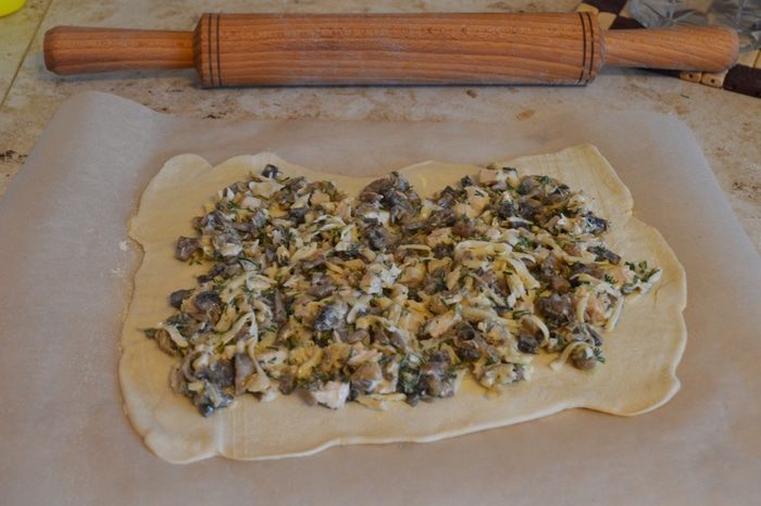 Слоёный рулет с курицей и грибами