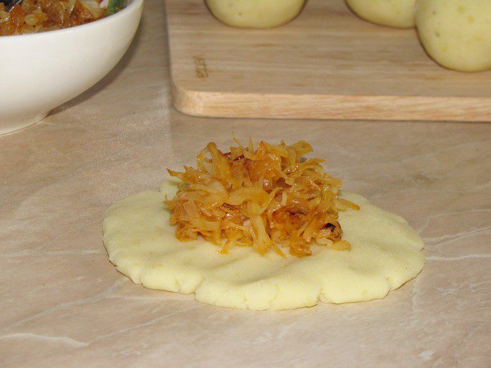 Картофельные зразы с капустой из духовки