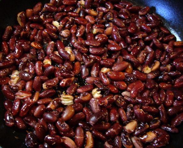 Чили кон карне с хрустящей фасолью