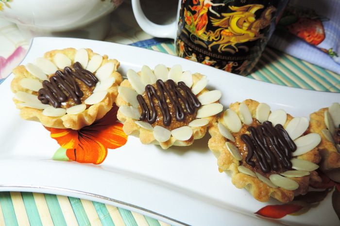 Песочные корзиночки с карамельно-миндальной начинкой