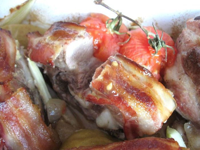 Свинина под ароматной корочкой, с яблоком, помидором и сельдереем