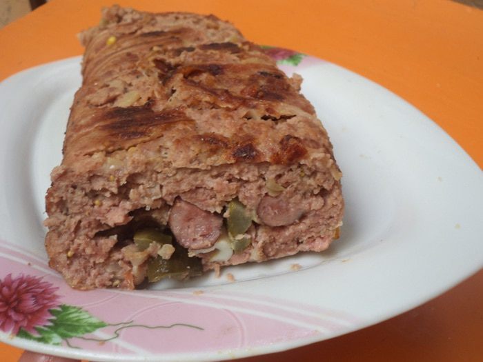 Хлебец из мясного фарша с начинкой из яиц и сосисок