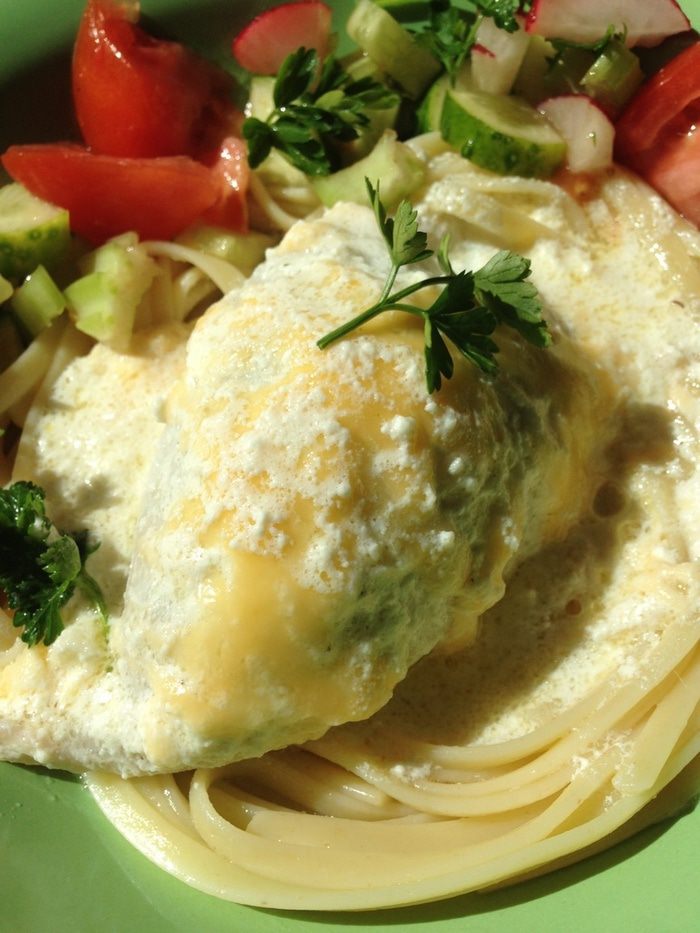 Кальмары, фаршированные морепродуктами, под сливочным соусом 