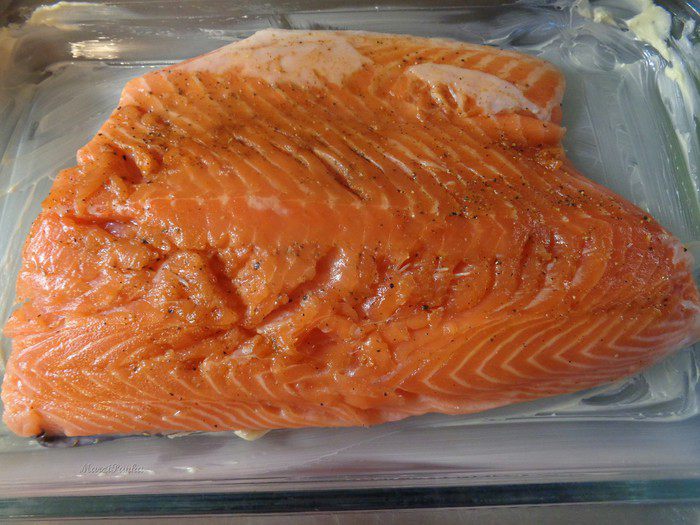 Лососевый крамбль под сметанно-укропным соусом