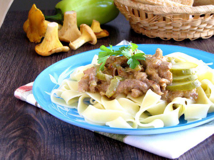 Бефстроганов с грибами и сладким перцем