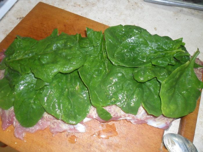 Рулет свиной с орехами и шпинатом